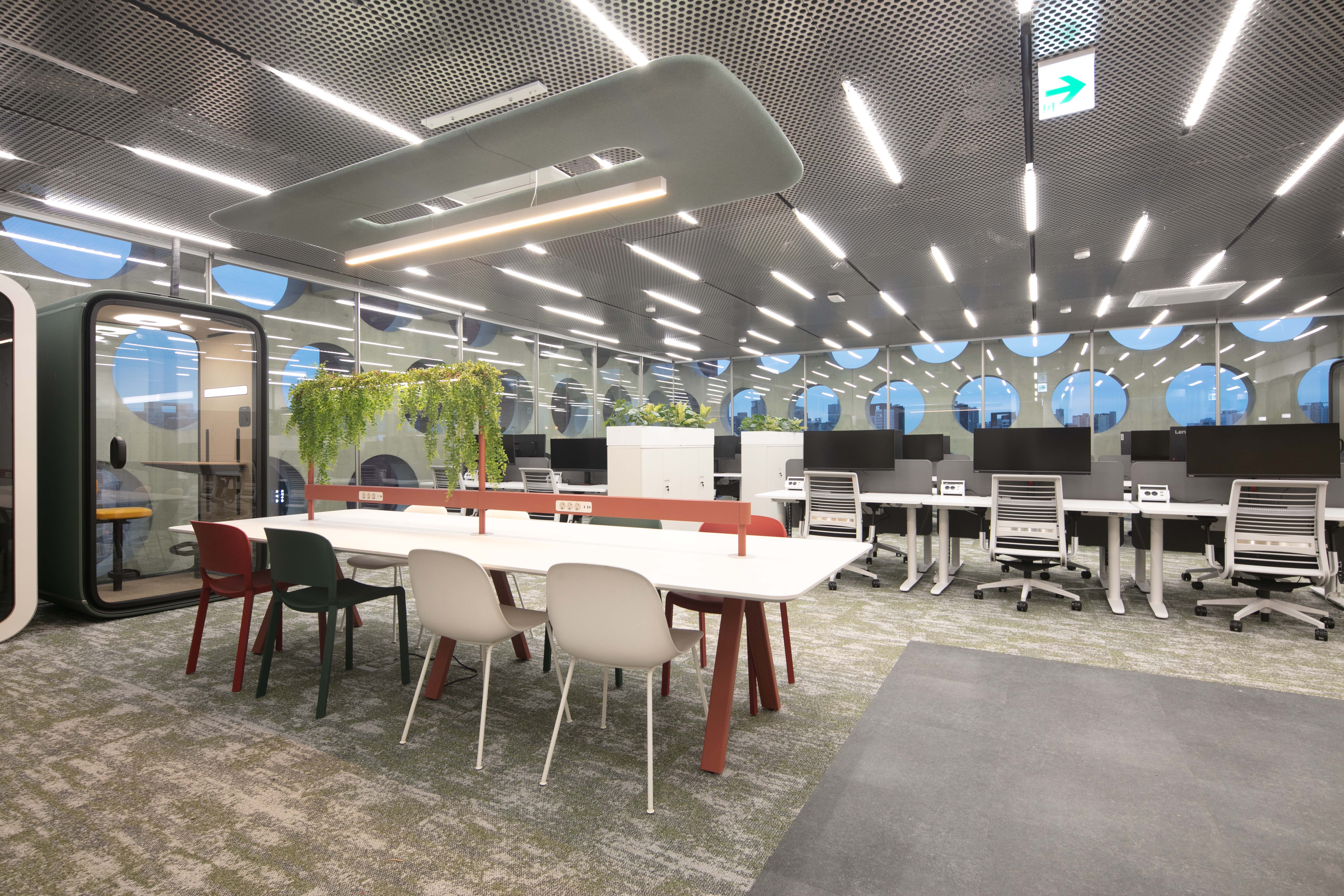 a room with many tables and chairs