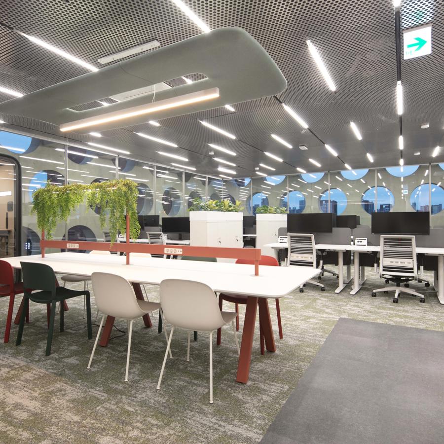 a room with many tables and chairs