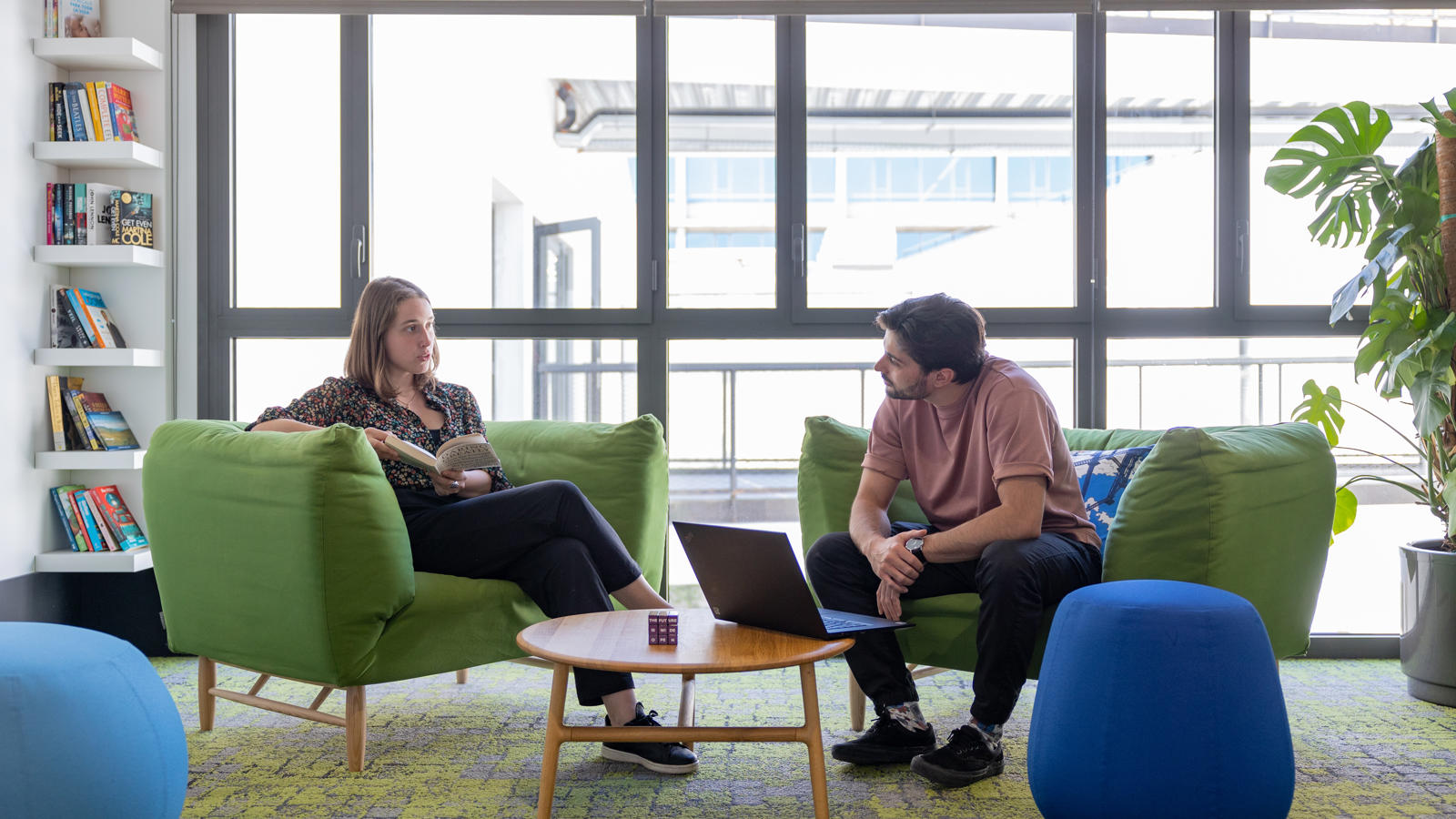 Barcelona Criteo Office Man Woman Talking Green Chair Relaxed (1)