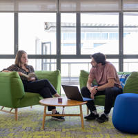 Barcelona Criteo Office Man Woman Talking Green Chair Relaxed (1)